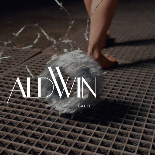 把帅哥绑起来摸到出精
